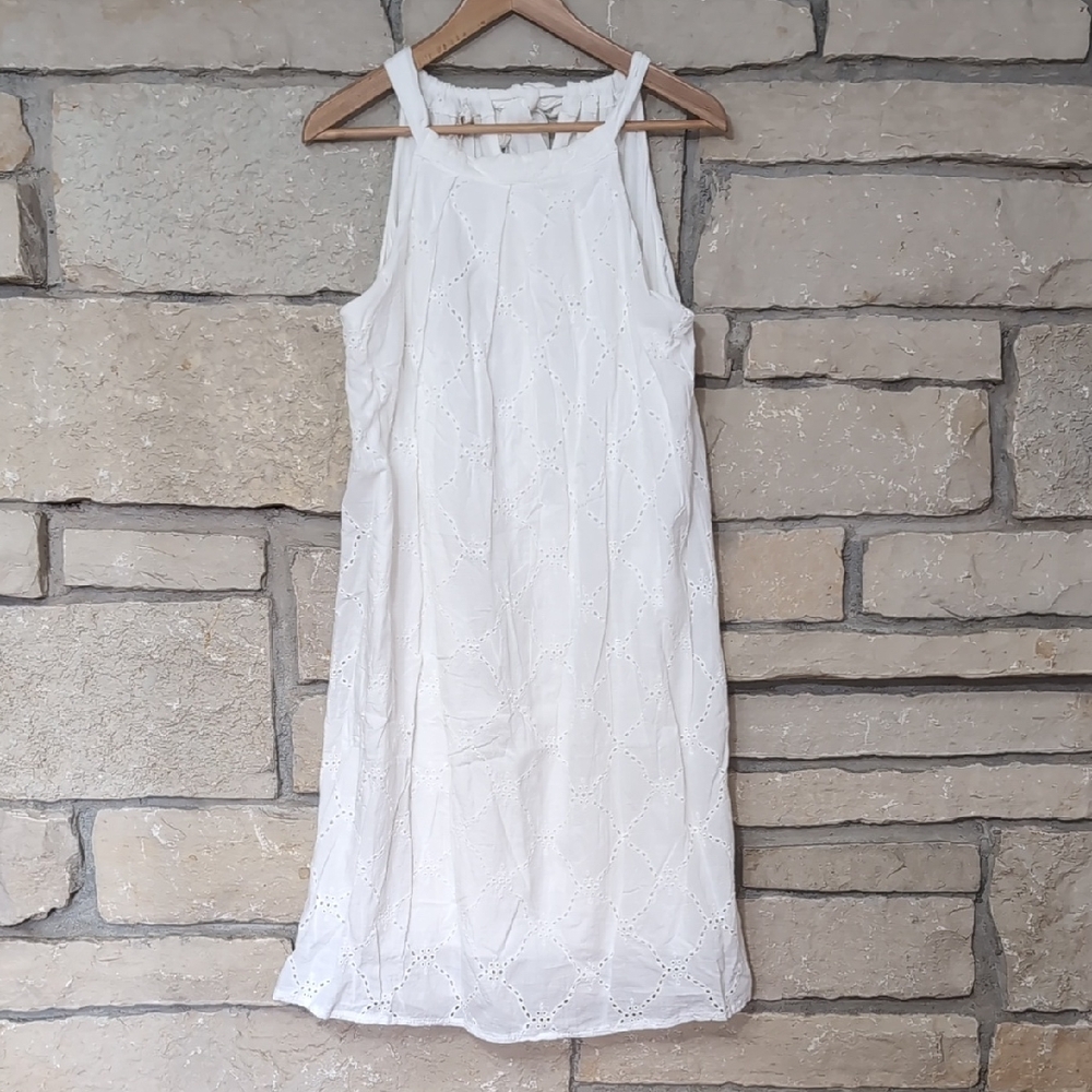 Elegant White Sleeveless Dress